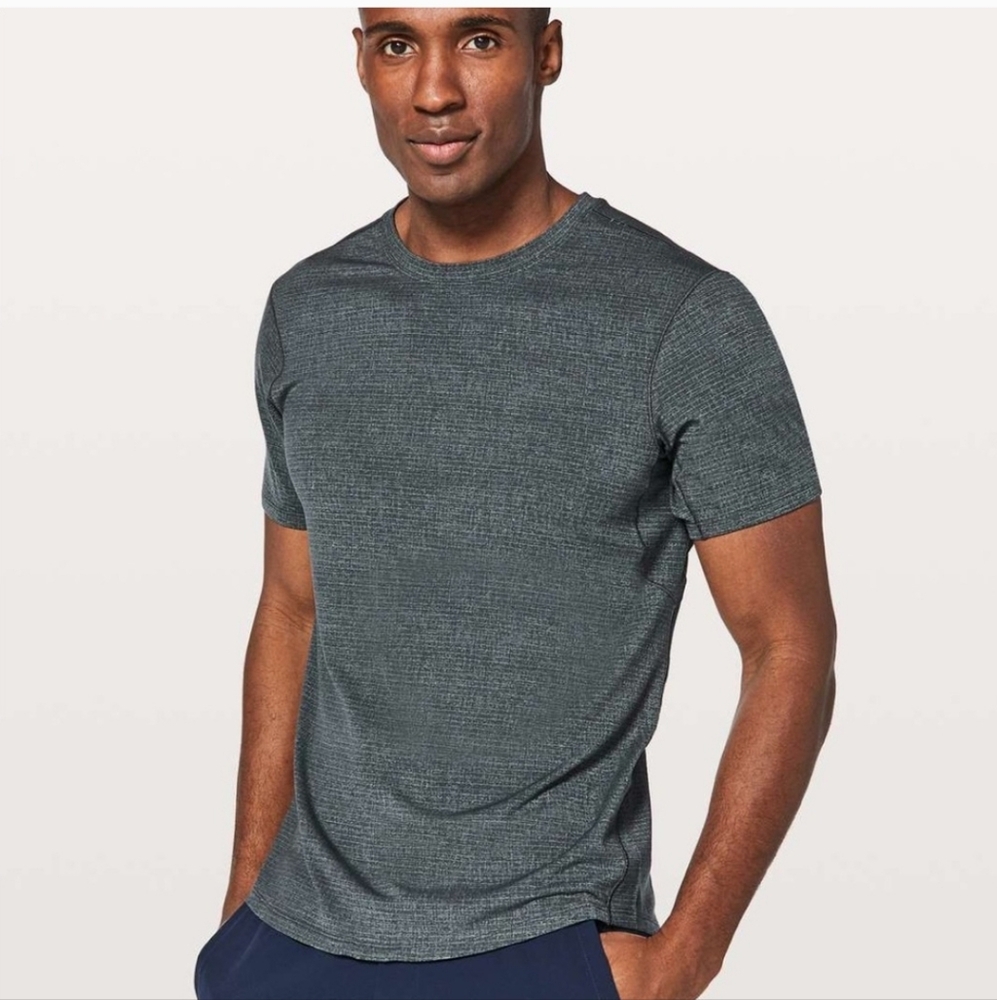 Men's Lululemon Short Sleeve Shirt Medium EUC